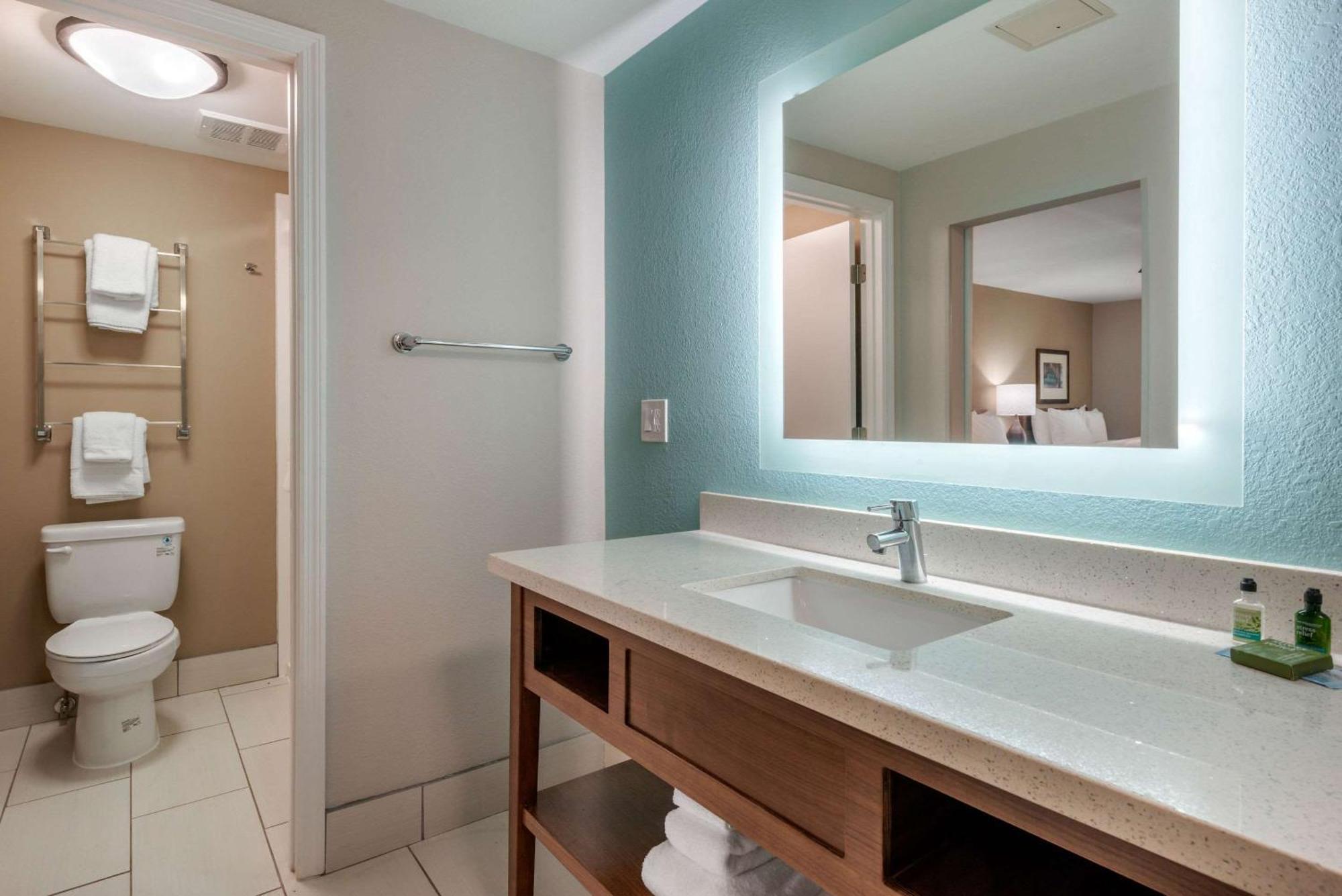 Seafarer Inn & Suites, Ascend Hotel Collection Остров Джекилл Экстерьер фото