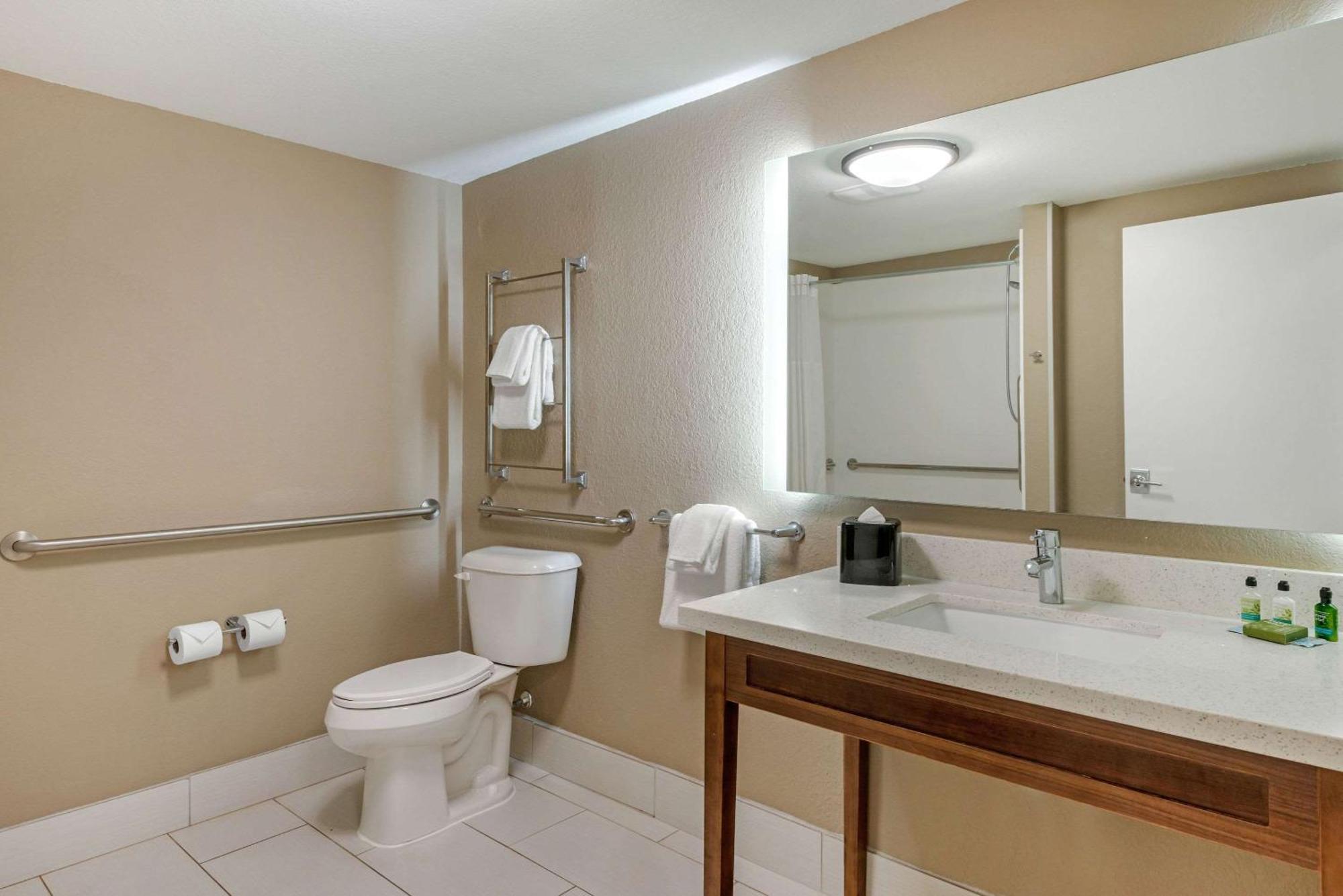 Seafarer Inn & Suites, Ascend Hotel Collection Остров Джекилл Экстерьер фото