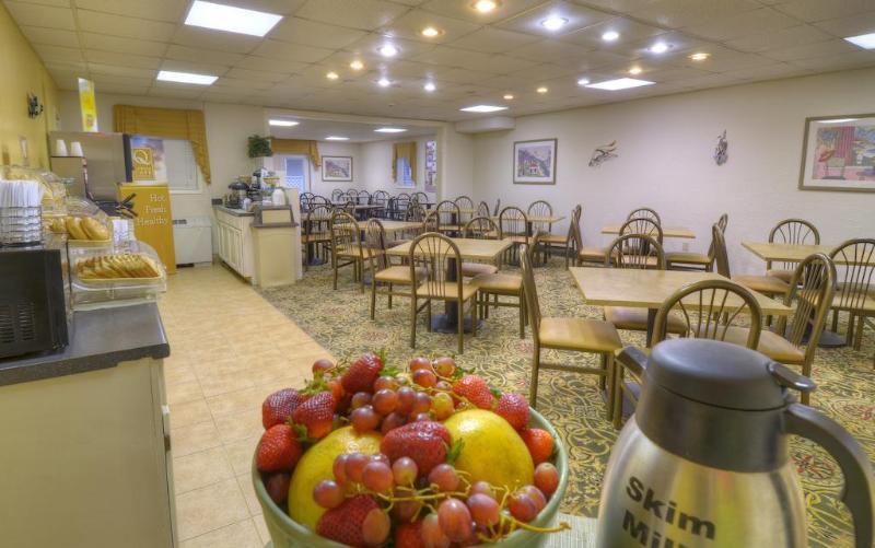 Seafarer Inn & Suites, Ascend Hotel Collection Остров Джекилл Экстерьер фото